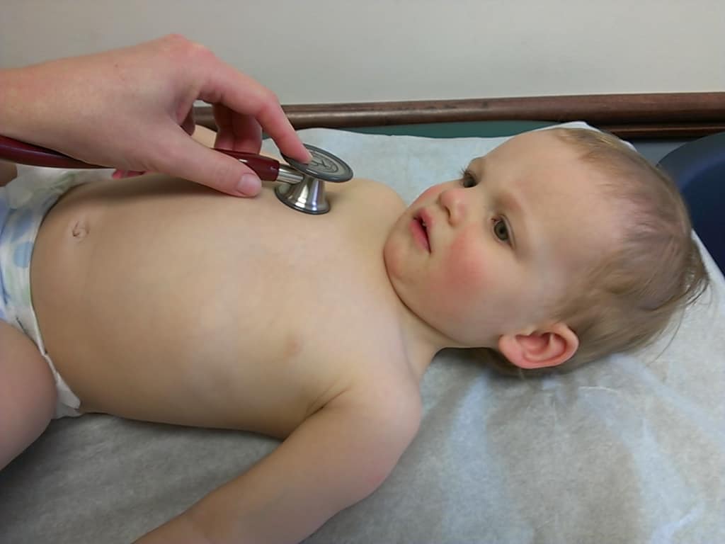 https://commons.wikimedia.org/wiki/File%3APhysical_exam_of_child_with_stethoscope_on_chest.jpeg
